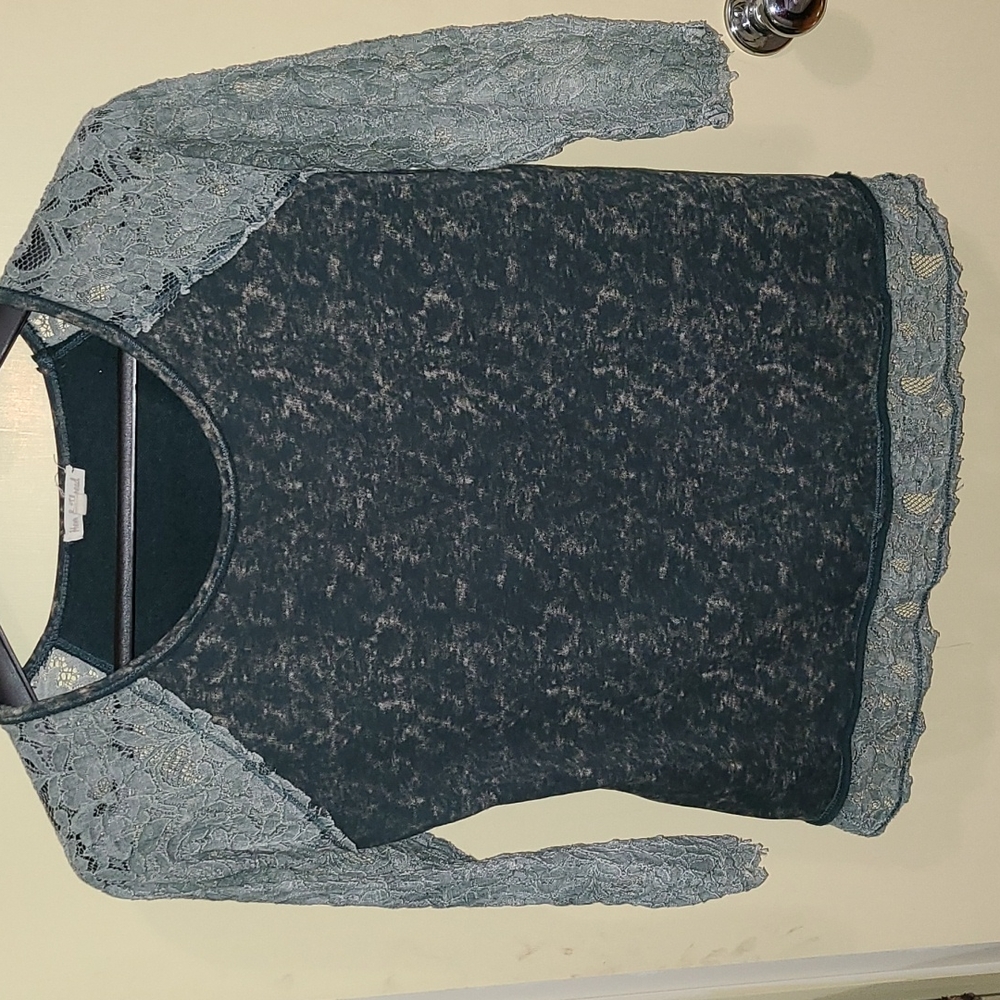 Hem and Thread lace sleeve top